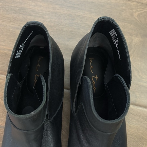 Me Too Kade1 Leather Slip-On Ankle Boots Booties Black Size 7 - Picture 3 of 8